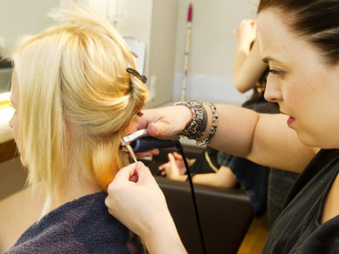 Die ersten Strähnen werden ins Haar mit Ultraschall fixiert:  (© © Great Lengths)