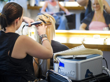 Katrin führt übrigens einen von 5000 Partnersalons von Great Lengths in Deutschland, Österreich, der Schweiz und den Niederlanden.:  (© © Great Lengths)