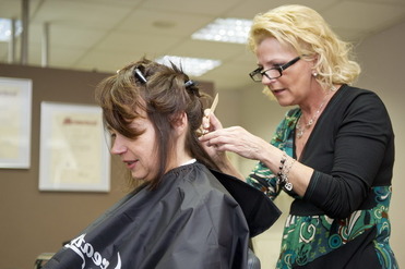 Stylistin Dagmar Opladen bei der Arbeit:  (© © Great Lengths)