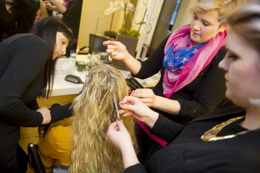 Handarbeit: Jeder Handgriff sitzt bei den Profi-Stylistinnen ist Marlene besten umsorgt. (© © Great Lengths)