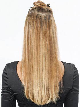 Die abgeteilten Haare werden mit Clips fixiert:  (© © Great Lengths)