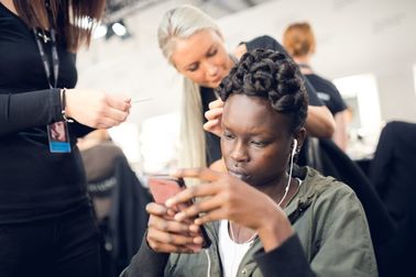 Hair-Stylisten zaubern die tollen Frisuren, kreiert von André Märtens:  (© © André Märtens für L’Oréal Professionnel)