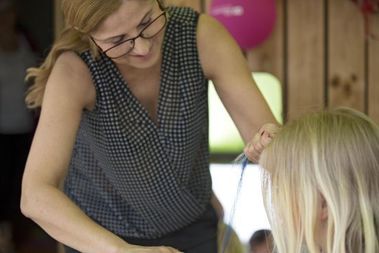 Frau Wonisch setzt den Mädchen GL Apps Strähnen:  (© © Klemens König)