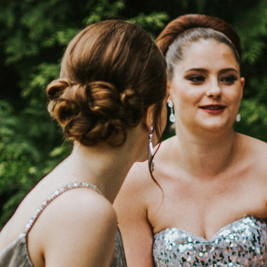 Auch die Brautjungfern haben die Haare schön:  (© © Blitzkneisser)
