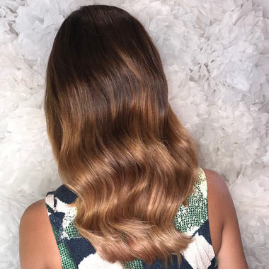 Von der neuen Balayage-Frisur ist Sandra begeistert:  (© © Great Lengths)