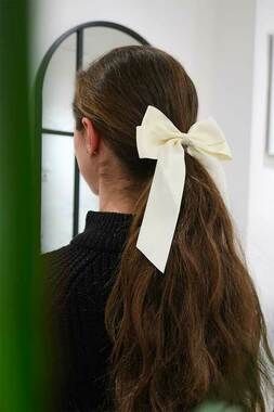 Haarschleife Cream 1:  (© Great Lengths)