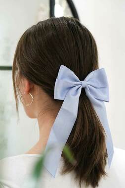 Haarschleife Blue 1:  (© Great Lengths)
