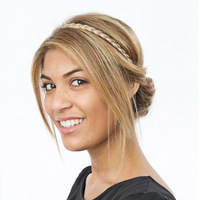 Das French Braid Band von Hairuwear gibt der Frisur einen französischen Touch:  (© Great Lengths)